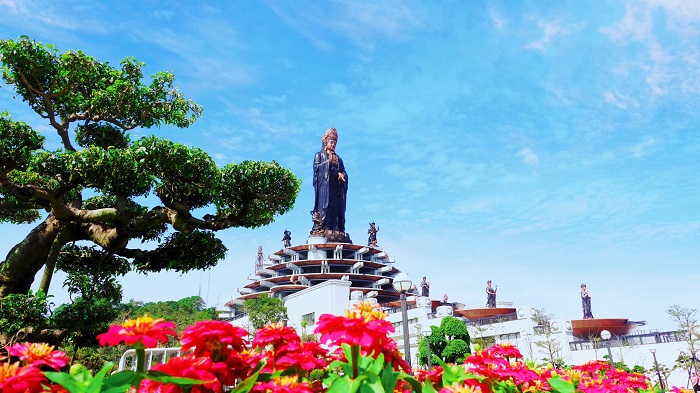 Du khách đến Sun World Ba Den Mountain còn được du ngoạn giữa miền văn hóa Khmer 